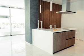 Kylskåp, mikrovågsugn, ugn och spishäll