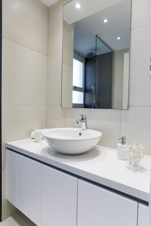 Shower, free toiletries, hair dryer, towels