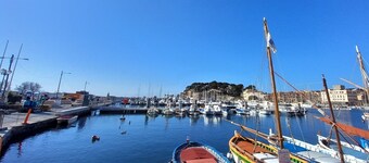 Sur le port de Sanary (Var), studio face à la mer, écrin baigné de luminosité