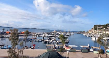 Sur le port de Sanary (Var), studio face à la mer, écrin baigné de luminosité