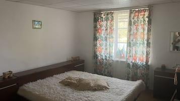 1 slaapkamer, een strijkplank/strijkijzer, beddengoed