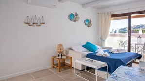 Ein Schlafzimmer mit Bett, Nachttisch, Lampe und Wanddekoration.