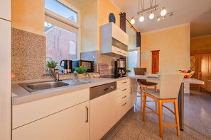 Fridge, microwave, stovetop, dishwasher - Der Schlosshof - Urlaub in Historischer Umgebung (Pudagla/Usedom)