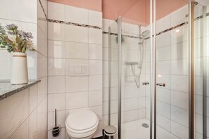 Shower, hair dryer, towels - Der Schlosshof - Urlaub in Historischer Umgebung (Pudagla/Usedom)