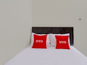 Deluxe Double Room | Bed sheets - OYO Life 92685 Kost Arimbi (Bandung)