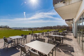 Outdoor dining - Moderne Ferienwohnung in Ruhiger Lage mit Terrasse - Wreecher Idyll Fewo 19 (Wreechen)