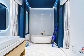 Exclusive Villa | Bathroom | Free toiletries, hair dryer, towels, soap