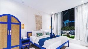 Une chambre moderne avec un grand lit, une armoire et une vue sur l’extérieur.