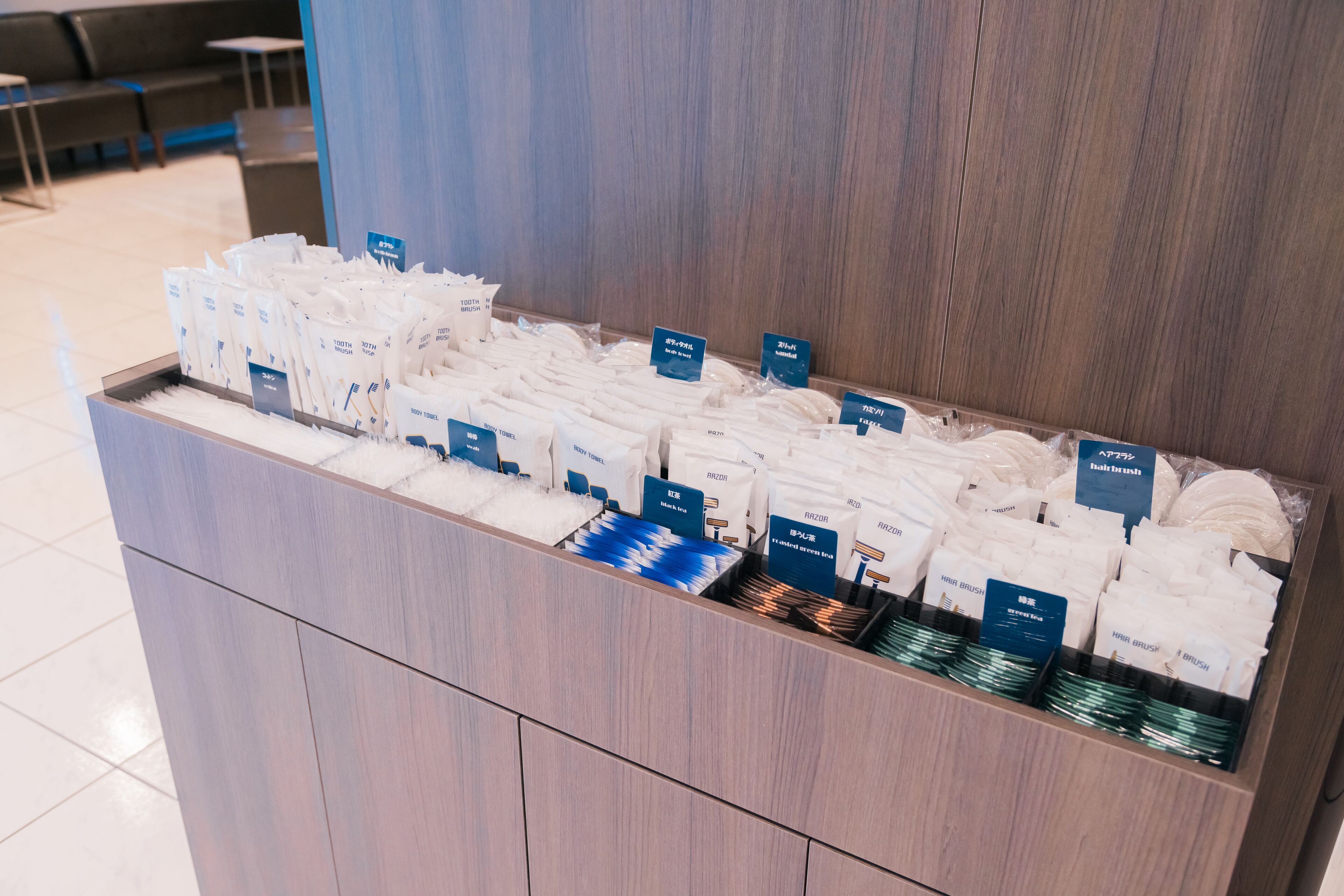 Esposizione di prodotti per la cura dei capelli nella hall di un hotel.