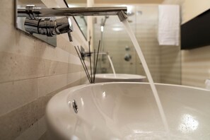 Dusche, Haartrockner, Bidet, Handtücher