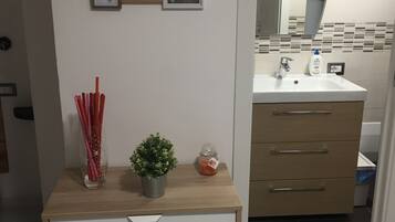 Haartrockner, Handtücher, Seife, Toilettenpapier