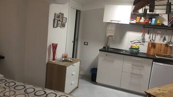 1 camera, ferro/asse da stiro, lenzuola