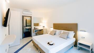 Minibar, in-room safe, desk, iron/ironing board