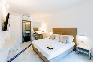 Habitación con 1 cama doble o 2 individuales, vistas al mar | Minibar, caja fuerte, escritorio y tabla de planchar con plancha