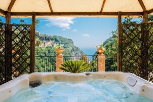 Bañera de hidromasaje cubierta