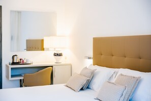 Double or Twin Room, Sea View | Minibar, in-room safe, desk, iron/ironing board - Villa Sant'Alfonso (Scala)