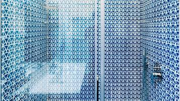 Camera doppia, 1 letto king, vista mare | Doccia