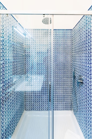 Tweepersoonskamer, 1 kingsize bed, uitzicht op zee | Badkamer met douche