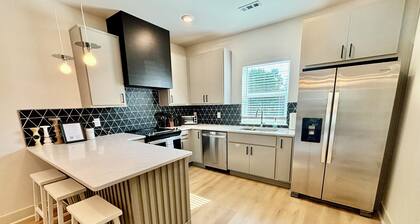 5 mins to Broadway! Our 3-bed retreat has a private ping-pong room, speedy Wi-Fi and free parking.<br>-Comfy beds with hotel linens.<br>-Ping-pong, board games, fenced backyard.<br>- Stocked kitchen, coffee bar, blender.<br>- crib,toys