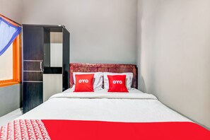 Desk, free WiFi, bed sheets - OYO Life 91239 Kost Rosandy House Yogyakarta (Ngaglik)