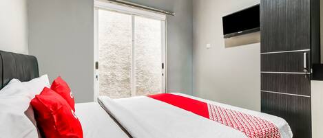 标准双人房 | 办公桌、免费 WiFi、床单