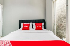 Standard Double Room | Desk, free WiFi, bed sheets - OYO Life 91239 Kost Rosandy House Yogyakarta (Ngaglik)