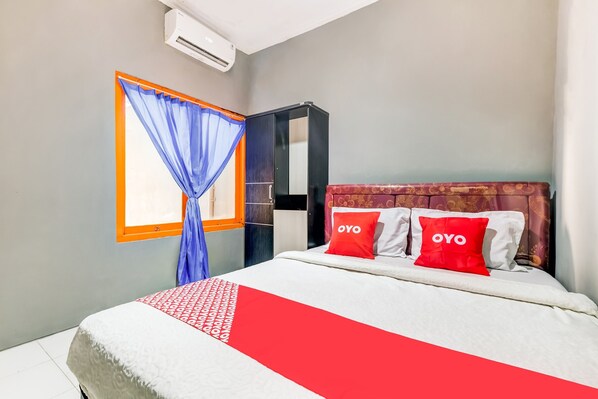 Desk, free WiFi, bed sheets - OYO Life 91239 Kost Rosandy House Yogyakarta (Ngaglik)
