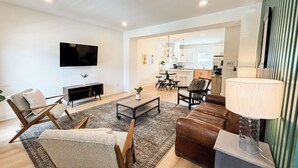 Smart TV, table tennis - Air-hockey garage game room, 3 queen bedrooms, sleeps 10 — 5 min to BNA, near Opry Mills (Nashvillle)