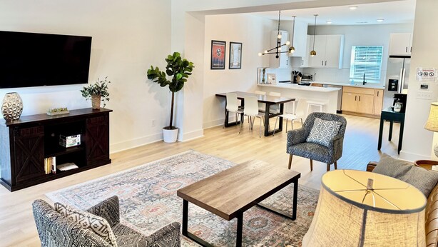 Smart TV, ping pong - 3-bed retreat with ping-pong game room, sleeps 10 — 5 min to BNA, near Opryland & the Opry (Nashvillle)