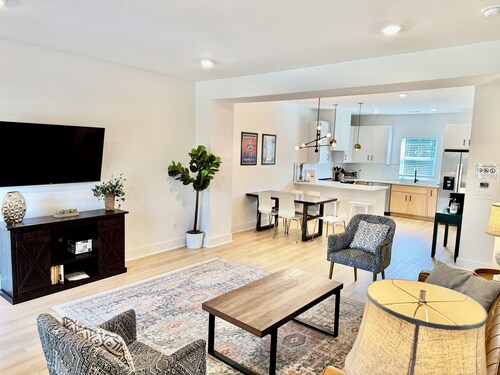 5 min to BNA airport, near Opryland & the Grand Ole Opry! Spacious 3-bed retreat sleeps 10, perfect for families & groups.<br><br>Game room with ping-pong & board games.<br><br>Fully stocked kitchen & coffee bar<br>Free parking<br>Kid-ready: crib, hi