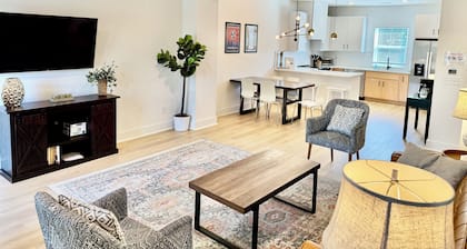5 min to BNA airport, near Opryland & the Grand Ole Opry! Spacious 3-bed retreat sleeps 10, perfect for families & groups.<br><br>Game room with ping-pong & board games.<br><br>Fully stocked kitchen & coffee bar<br>Free parking<br>Kid-ready: crib, hi