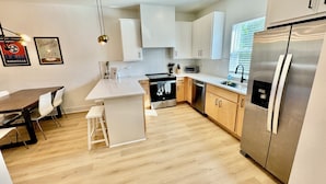 Coffee/tea maker, fridge, microwave, oven - 3-bed retreat with ping-pong game room, sleeps 10 — 5 min to BNA, near Opryland & the Opry (Nashvillle)