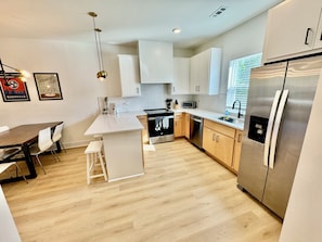 Fridge, microwave, oven, stovetop - Broadway & Grand Ole Opry! Spacious 3-bed retreat sleeps 10, perfect for families & groups.<br><br>Play together: dedicated game room with ping-pong & board games.<br><br>Fully stocked kitchen & coffee bar<br>Free parking & private entrance<br>Kid-re (Nashvillle)