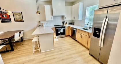 10 min to Broadway, Airport & Opry Mills. Three roomy bedrooms sleep up to 10 guests in comfort.<br>After a play day, unwind in our dedicated game room packed with board games. Fire up the BBQ on grill by the dog park and chill.