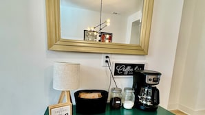 Interior - 3-bed retreat with ping-pong game room, sleeps 10 — 5 min to BNA, near Opryland & the Opry (Nashvillle)