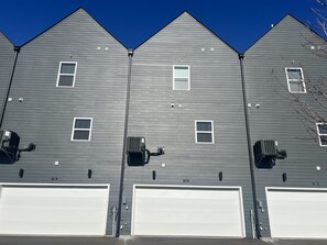 Exterior - Space for the whole crew! Our 4-bedroom retreat offers 2 Queen, 1 King, and a Full bunk—sleeps 10 in real beds.
🎮 Private Game Room, fast Wi-Fi, Smart TVs, washer/dryer, and a fully equipped kitchen keep everyone comfy.
🚗 5 min to Airport, 10 (Nashvillle)