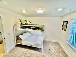 4 bedrooms, desk, iron/ironing board, WiFi - Space for the whole crew! Our 4-bedroom retreat offers 2 Queen, 1 King, and a Full bunk—sleeps 10 in real beds.
🎮 Private Game Room, fast Wi-Fi, Smart TVs, washer/dryer, and a fully equipped kitchen keep everyone comfy.
🚗 5 min to Airport, 10 (Nashvillle)
