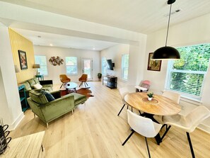 Dining - Space for the whole crew! Our 4-bedroom retreat offers 2 Queen, 1 King, and a Full bunk—sleeps 10 in real beds.
🎮 Private Game Room, fast Wi-Fi, Smart TVs, washer/dryer, and a fully equipped kitchen keep everyone comfy.
🚗 5 min to Airport, 10 (Nashvillle)