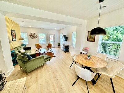 Space for the whole crew! Our 4-bedroom retreat offers 2 Queen, 1 King, and a Full bunk—sleeps 10 in real beds.<br>🎮 Private Game Room, fast Wi-Fi, Smart TVs, washer/dryer, and a fully equipped kitchen keep everyone comfy.<br>🚗 5 min to Airport, 10