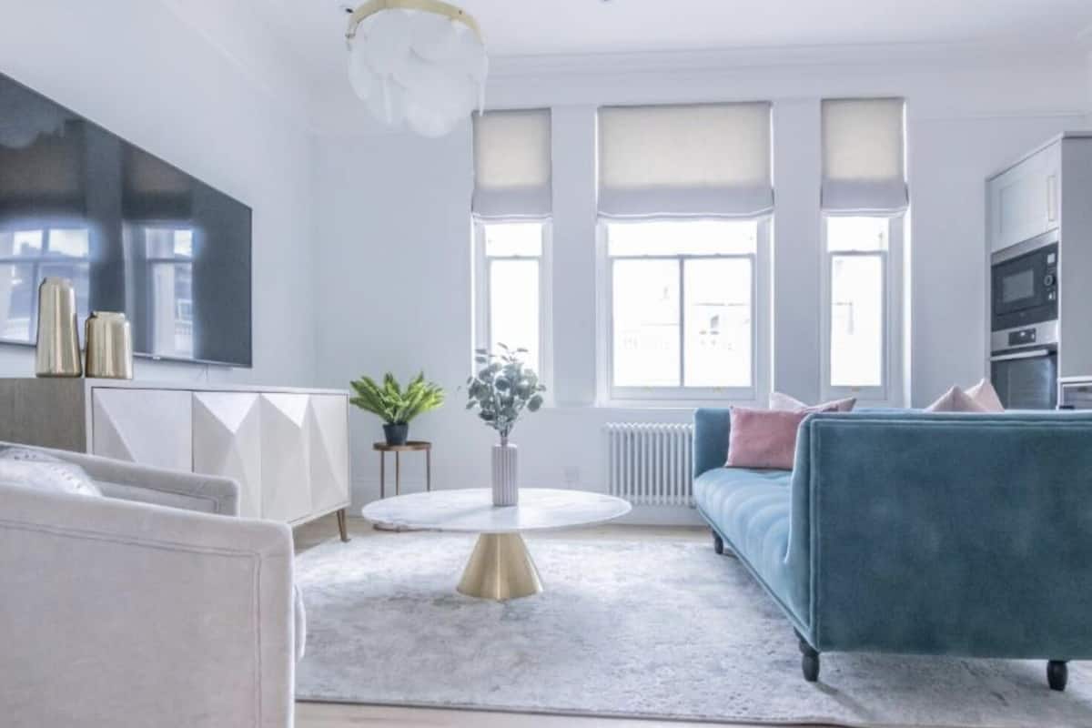 Een moderne woonkamer met een bank, salontafel en televisie.
