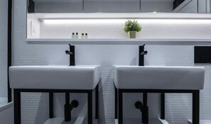Amenidades de baño gratuitas y secadora de cabello 