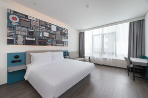 Habitación superior | Espacio para trabajar con laptop y wifi gratis