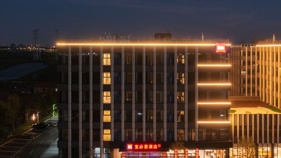 ibis Jiaodong Airport EMU Town Store