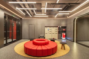 Coin salon dans le hall