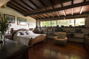 7 Schlafzimmer, Schreibtisch, Bügeleisen/Bügelbrett, Reisekinderbett