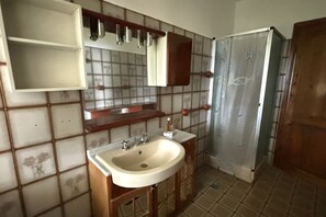 Shower, hair dryer, bidet, towels - Villa Calandrina - Panoramic villa with large garden in Trevignano Romano (Sutri)