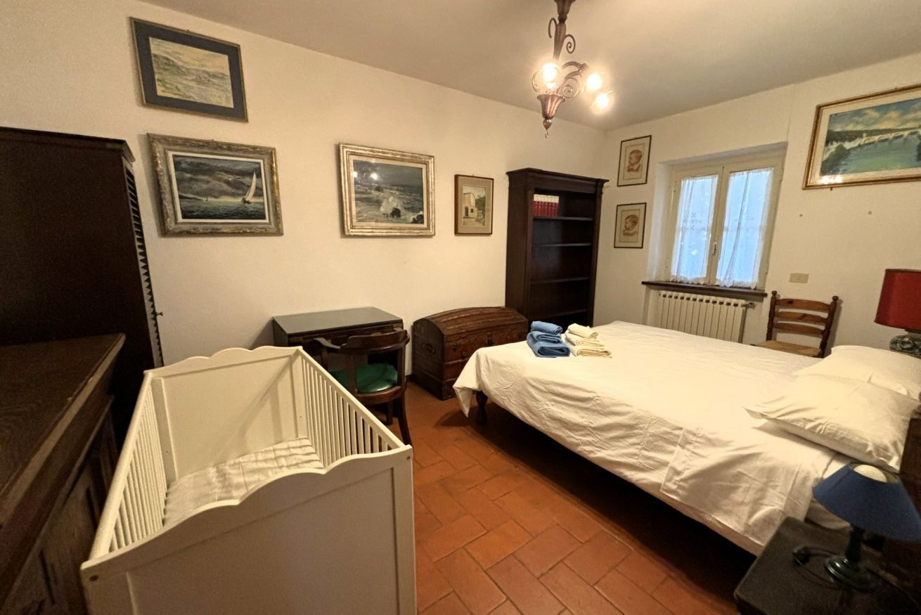 7 soverom, skrivebord, strykejern/-brett og reiseseng for barn