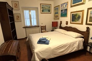 7 bedrooms, desk, iron/ironing board, travel cot