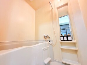 Secador de pelo, bidé, toallas y jabón