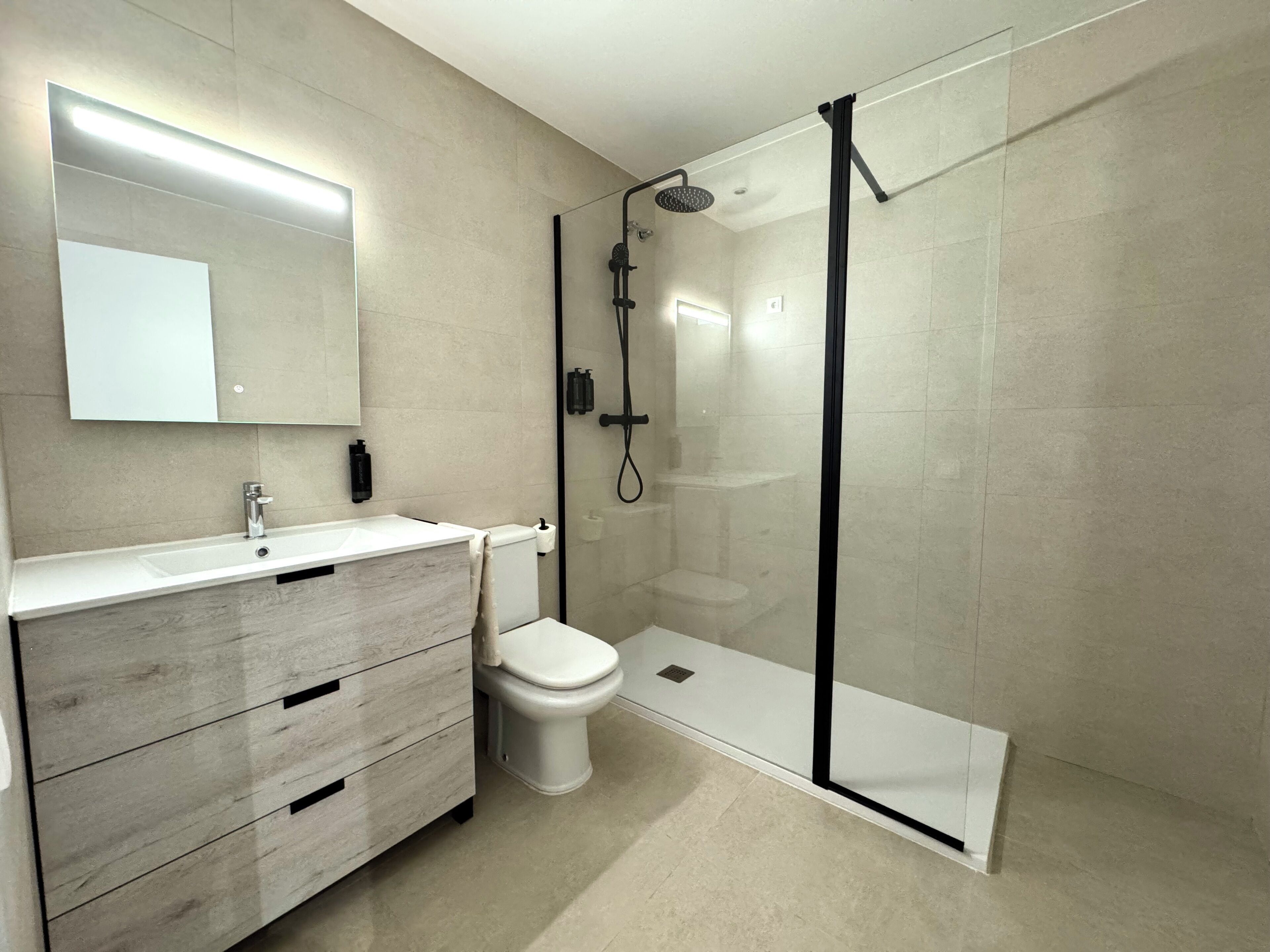 Sèche-cheveux, bidet, serviettes fournies, savon